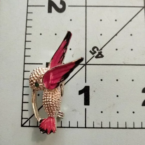Vintage Hummingbird Brooch Red Enamel Wings Textured Metal Design - Picture 2 of 4